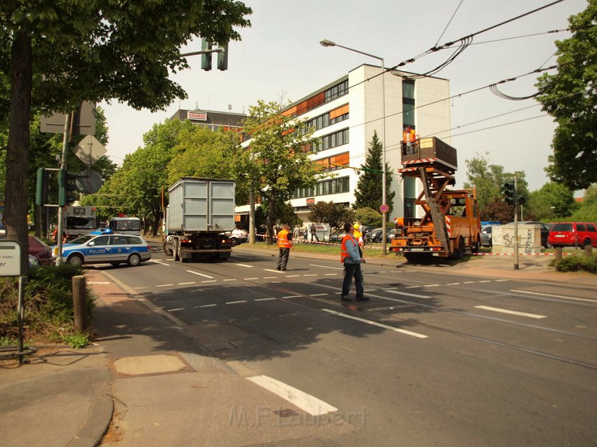 LKW riss Oberleitung ab Koeln Deutz Am Schnellert Siegburgerstr P126.JPG